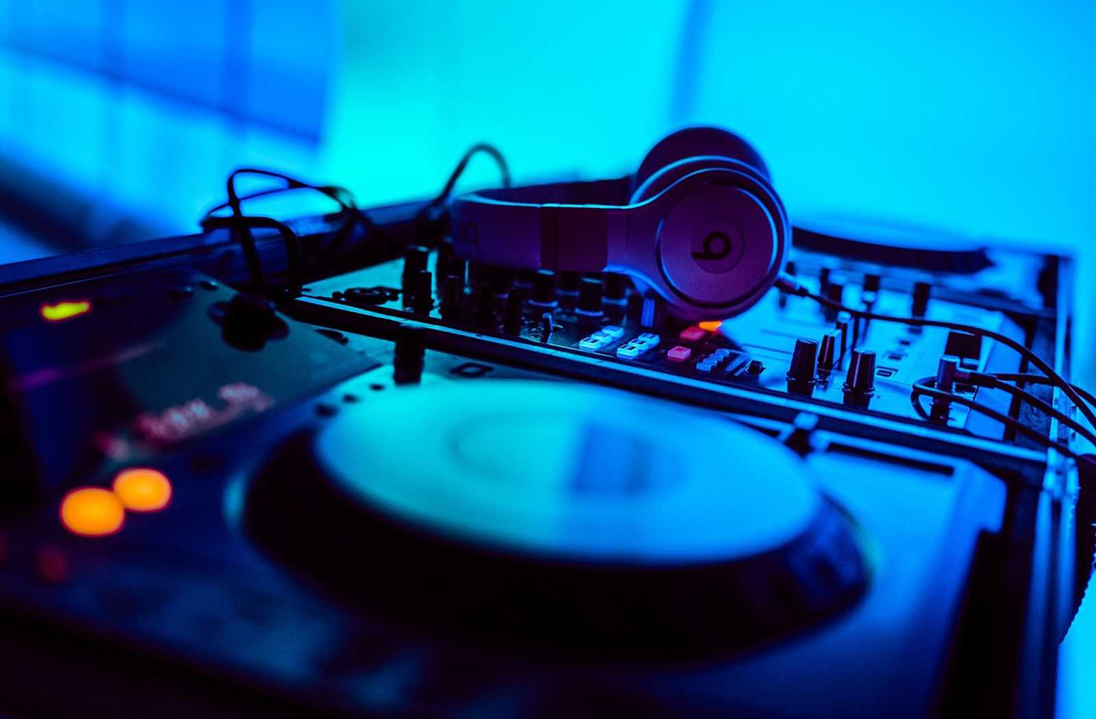 The Ultimate Guide to Finding the Perfect Beginner DJ Equipment!